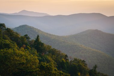 Blue Ridge dağlarının manzarası üzerinden batımında görülen katmanları 