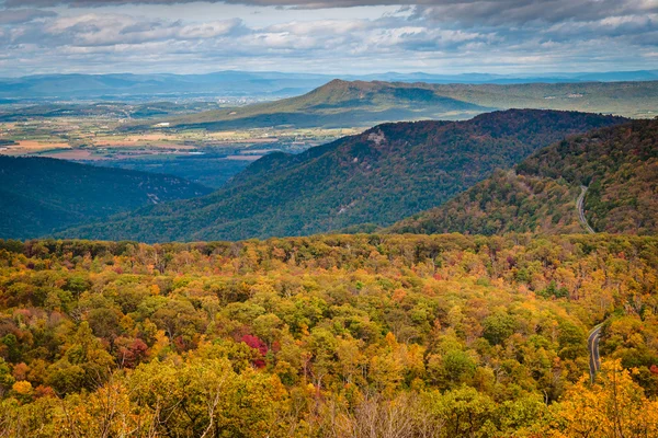 Herfst uitzicht op de blue ridge mountains en de shenandoah vallei fr — Stockfoto