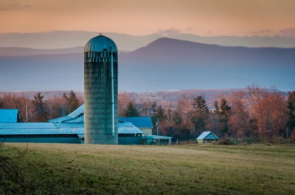 Granero y silo en una granja en el valle de Shenandoah al atardecer, con — Foto de Stock