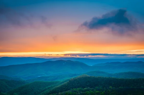 Pôr do sol de primavera colorido sobre as Montanhas Blue Ridge, visto de — Fotografia de Stock
