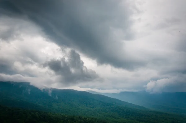 Nuvens escuras sobre as Montanhas Blue Ridge em Shenandoah National — Fotografia de Stock