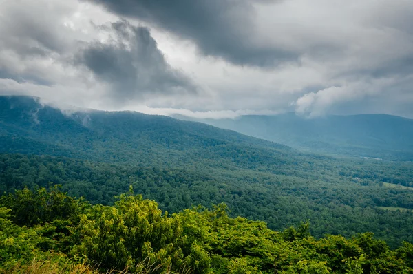 シェナンドア国立の青リッジ山の暗い雲 — ストック写真