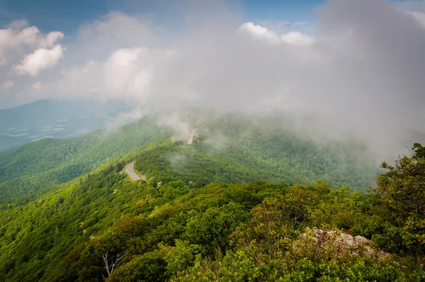 Nebel über den blauen Kammbergen, von einem kleinen steinigen Mann aus gesehen. — Stockfoto