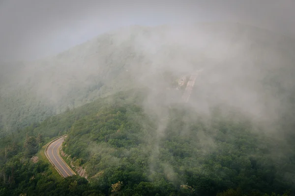 蓝岭山脉，从小的石质人 cl 看雾 — 图库照片