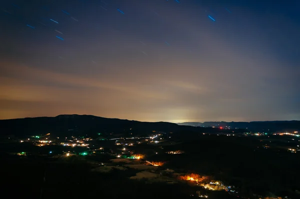 Sentieri stellari a lunga esposizione sulla valle Shenandoah di notte, f — Foto Stock