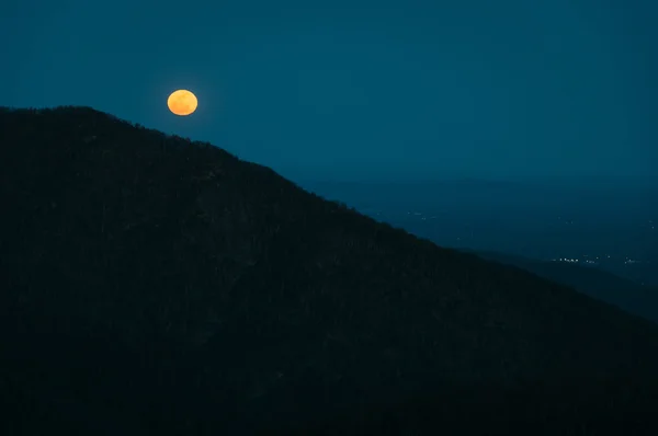 Salida de la luna sobre las montañas Blue Ridge desde la montaña Bearfence , — Foto de Stock