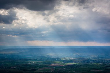 Güneş ışınları manzarası sürücüden görüldüğü Shenandoah Vadisi üzerinde 