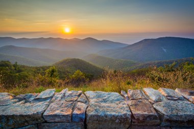 O Blue Ridge dağlarının manzarası sürücüden üzerinde günbatımında