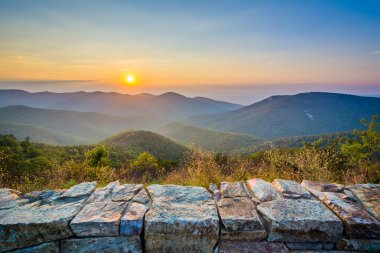 O Blue Ridge dağlarının manzarası sürücüden üzerinde günbatımında