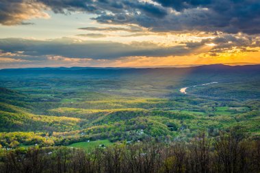 Günbatımı manzarası sürücüden, Shenan Shenandoah Vadisi üzerinde