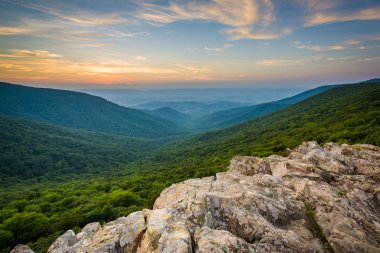 Shenandoah Vadisi ve Blue Ridge Dağları üzerinden günbatımı 