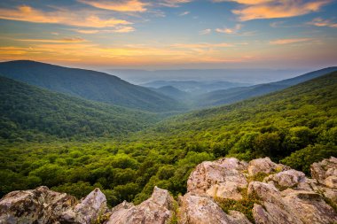 Shenandoah Vadisi ve Blue Ridge Dağları üzerinden günbatımı 