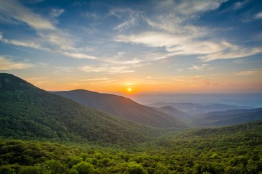 Shenandoah Vadisi ve Blue Ridge Dağları üzerinden günbatımı 