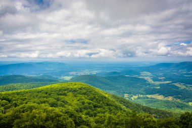 Blue Ridge Dağları ve Shenandoah Vadisi üzerinden Skyl görünümünü