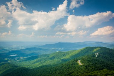 Blue Ridge Dağları ve küçük S Skyline sürücü görünümü
