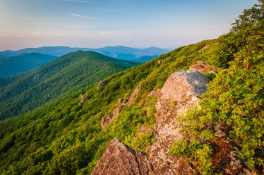Blue Ridge Dağları boyunca Ap Pinnacle dan görünümünü
