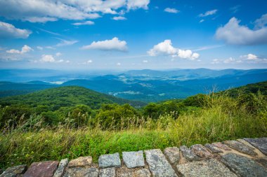 Shenandoah Vadisi ve Blue Ridge Dağları üzerinden Skyl görünümünü