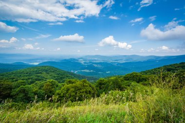 Shenandoah Vadisi ve Blue Ridge Dağları üzerinden Skyl görünümünü