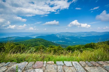 Shenandoah Vadisi ve Blue Ridge Dağları üzerinden Skyl görünümünü