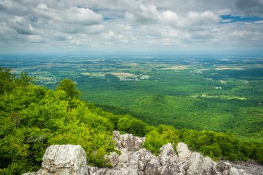 Shenandoah Vadisi ve Blue Ridge Dağları üzerinden görünümü 