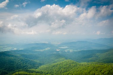 Soydan gelen küçük taşlı adam kayalıklardan Shenandoah Vadisi'nin görüntülemek