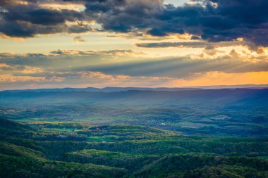 Günbatımı manzarası sürücüden, Shenan Shenandoah Vadisi üzerinde