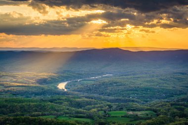 Günbatımı manzarası sürücüden, Shenan Shenandoah Vadisi üzerinde