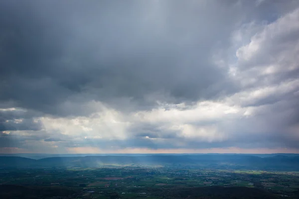 Sun rays over the Shenandoah Valley seen from Skyline Drive, in — Stock Photo, Image