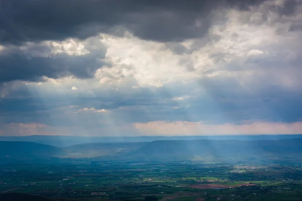 Sun rays over the Shenandoah Valley seen from Skyline Drive, in — Stock Photo, Image