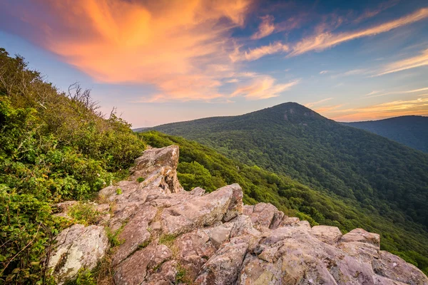 View of Hawksbill Mountain at sunset, from Crescent Rock, in She — Stock Photo, Image