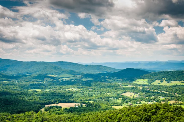 Vista de las montañas Blue Ridge y el valle de Shenandoah en Shenan — Foto de Stock