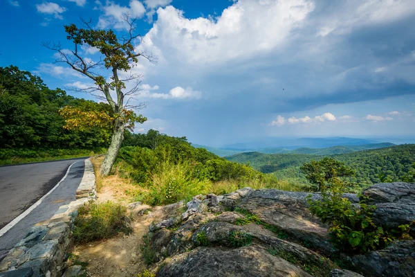 View of the Blue Ridge Mountains and Skyline Drive, in Shenandoa — Stock Photo, Image