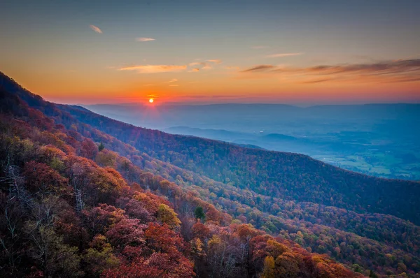 Fall color and sunset over the Shenandoah Valley, from Little St — Stock Photo, Image