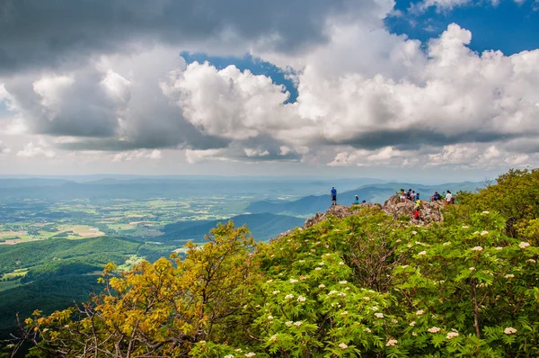 Menschen auf dem Gipfel des steinigen Mannes Berg und Blick auf die shena — Stockfoto