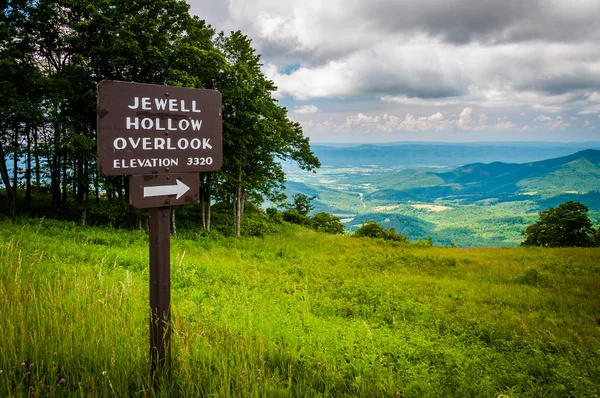 Sign for Jewell Hollow Overlook and view of the Shenandoah Valle — Stock Photo, Image