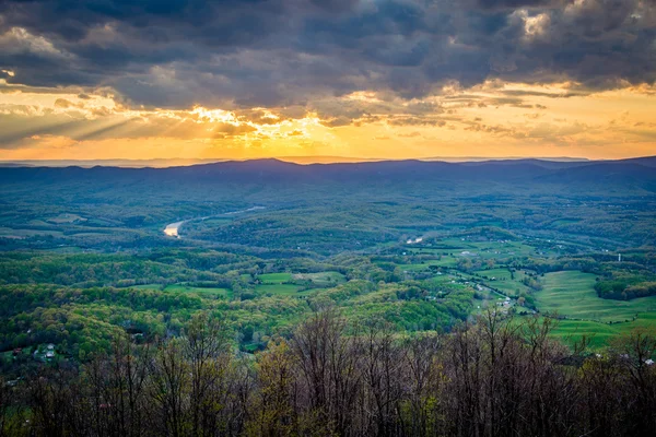 Puesta de sol sobre el valle de Shenandoah, desde Skyline Drive, en Shenan — Foto de Stock