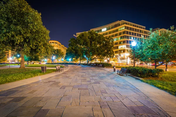 Bankjes en wandelpad bij nacht, bij Washington Circle, in Washingto — Stockfoto
