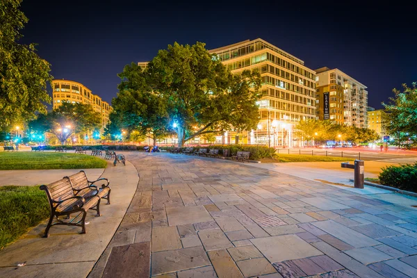 Bancs et passerelle la nuit, au Washington Circle, à Washingto — Photo