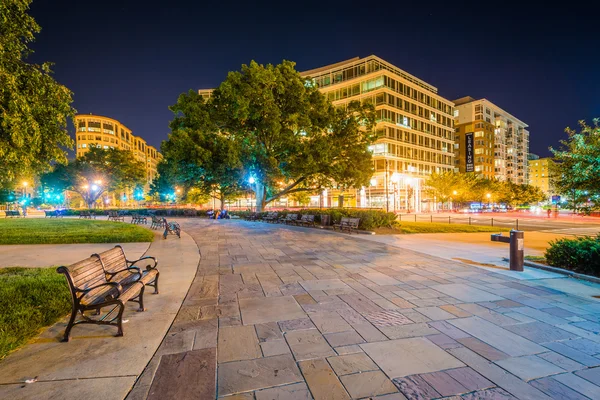 Ławki i chodnik w nocy, w Washington Circle, w Washingto — Zdjęcie stockowe