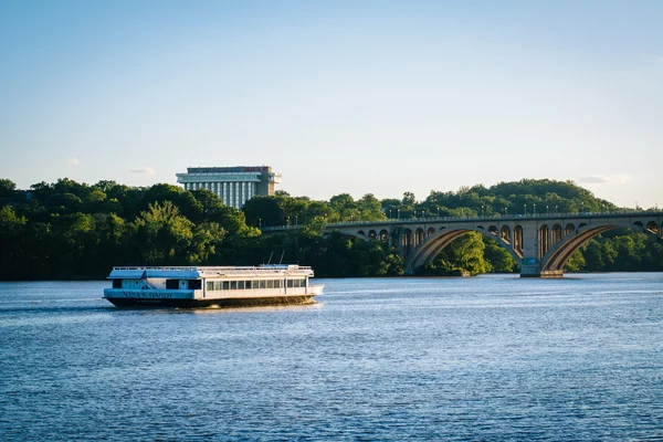 Boat on the Potomac River and the Francis Scott Key Bridge, in W — Stockfoto