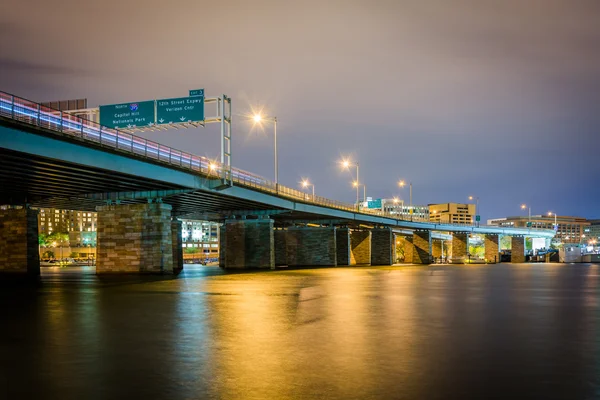 Potomac nehri üzerinde gece, Washington, Dc köprü. — Stok fotoğraf