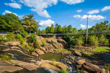 Köprü ve şelale Falls Park Greenvil içinde Reedy üzerinde