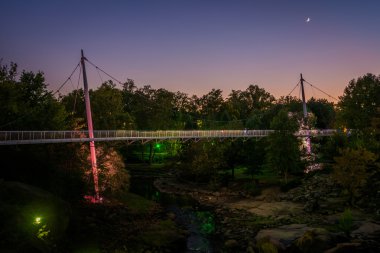 Alacakaranlık 'da Reedy Nehri üzerinde köprü, Falls Park 'ta