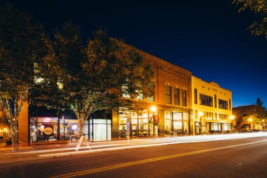 Gece şehir Rock Hill, Güney ana caddede binalar 