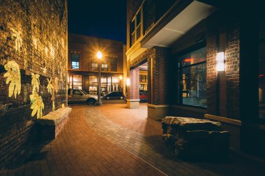 Dar geçit ve gece, downtow ana caddede binalar