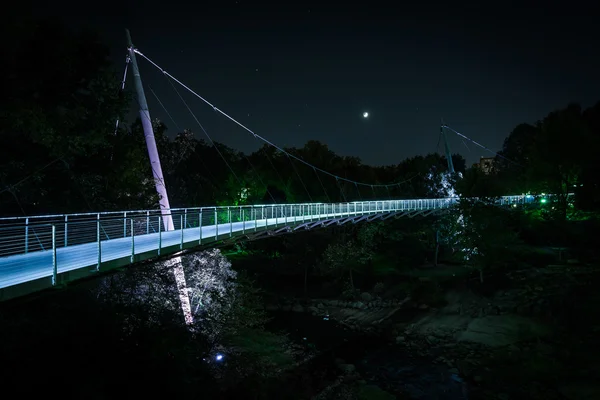 Ponte sobre o rio Reedy à noite, no Falls Park no R — Fotografia de Stock