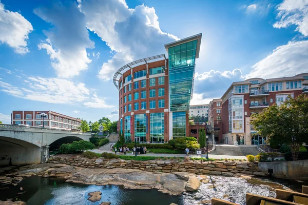 Edificios modernos a lo largo del río Reedy, en el centro de Greenville , — Foto de Stock