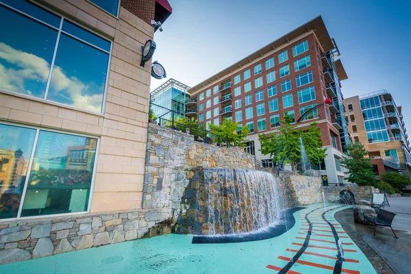 Modern buildings and fountain along the Reedy River in downtown — Stock Photo, Image