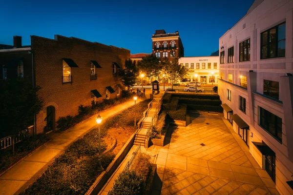 Vista do parque e edifícios à noite, no centro de Rock Hill, Sout — Fotografia de Stock