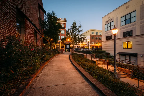 Walkway and buildings at night in downtown Rock Hill, South Caro — Stock Photo, Image